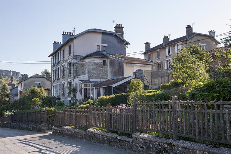 Maisons à quatre logements depuis l'avenue Tournier. © Jérôme Mongreville / Région Bourgogne-Franche-Comté, Inventaire du patrimoine - 2016