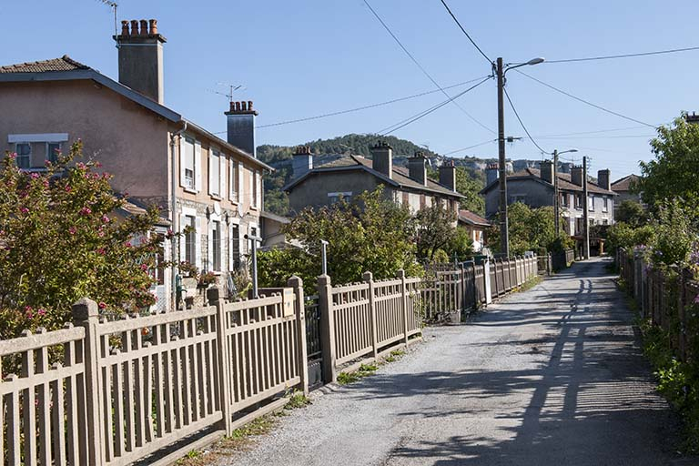 Alignement de maisons à quatre logements. © Jérôme Mongreville / Région Bourgogne-Franche-Comté, Inventaire du patrimoine - 2016