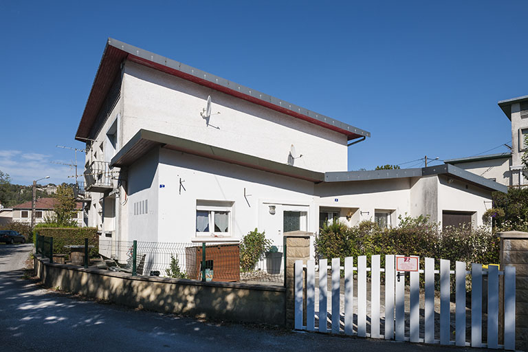 Maison à quatre logements (années 1950). Vue de côté. © Jérôme Mongreville / Région Bourgogne-Franche-Comté, Inventaire du patrimoine - 2016