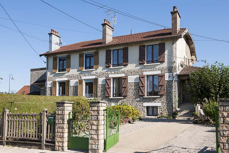 Façade antérieure d'une habitation à quatre logements. © Jérôme Mongreville / Région Bourgogne-Franche-Comté, Inventaire du patrimoine - 2016