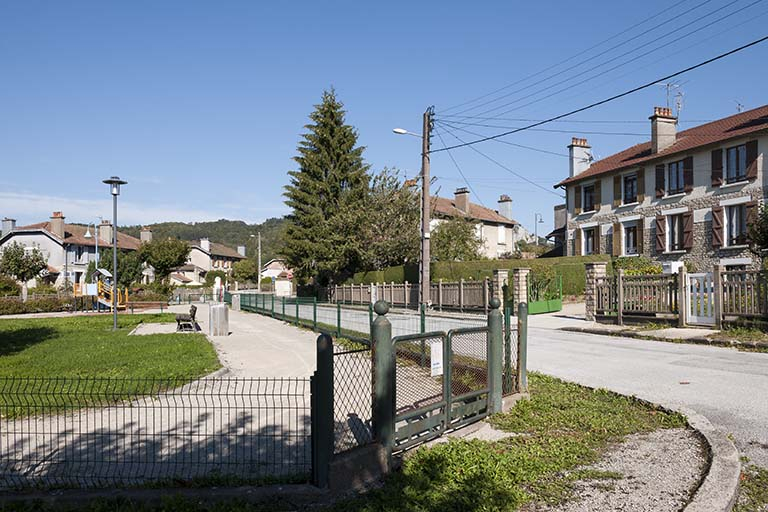 Place située à l'intersection de la rue de Verdun et de l'allée des Cités-Jardin. © Jérôme Mongreville / Région Bourgogne-Franche-Comté, Inventaire du patrimoine - 2016