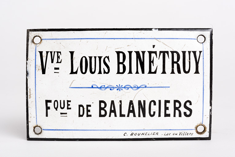 Plaque émaillée de la Fabrique de balanciers Veuve Louis Binétruy. © Sonia Dourlot / Région Bourgogne-Franche-Comté, Inventaire du patrimoine - 2016 Plaque émaillée de la Fabrique de balanciers Veuve Louis Binétruy. © Sonia Dourlot / Région Bourgogne-Franche-Comté, Inventaire du patrimoine - 2016