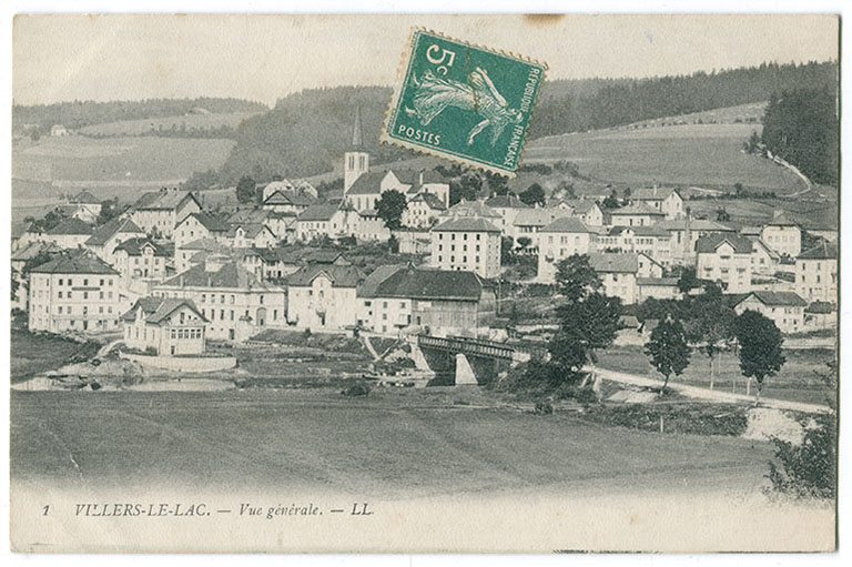 1 Villers-le-Lac. - Vue générale [vue d'ensemble, depuis l'est], 1er quart 20e siècle. Le bâtiment est visible au centre, sous le timbre. © Laurent Poupard / Région Bourgogne-Franche-Comté, Inventaire du patrimoine - 2016