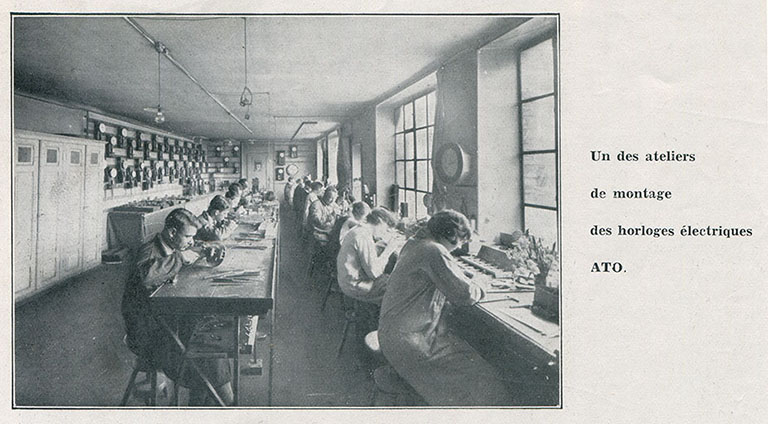 Un des ateliers de montage des horloges électriques Ato, 1933. © Raphaël Favereaux / Région Bourgogne-Franche-Comté, Inventaire du patrimoine - 2016