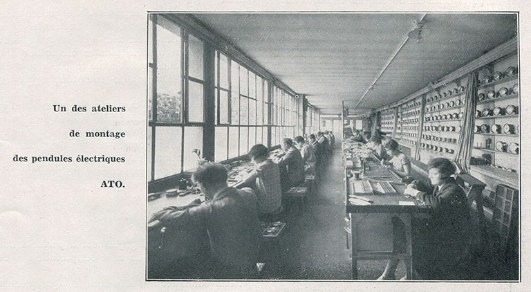 Un des ateliers de montage des pendules électriques Ato, 1933. © Raphaël Favereaux / Région Bourgogne-Franche-Comté, Inventaire du patrimoine - 2016
