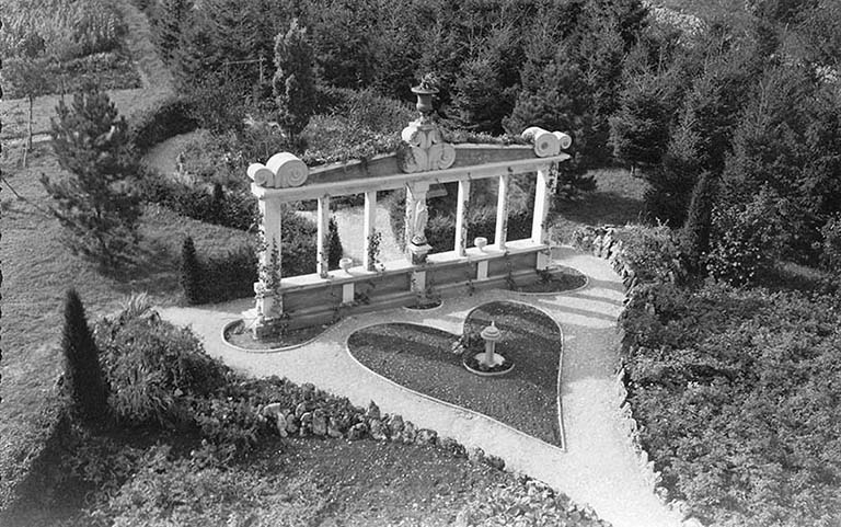 [Vue plongeante sur le monument à la Vierge], décennie 1950 [1957 ?]. © Camille Joriot / Région Bourgogne-Franche-Comté, Inventaire du patrimoine - 2016