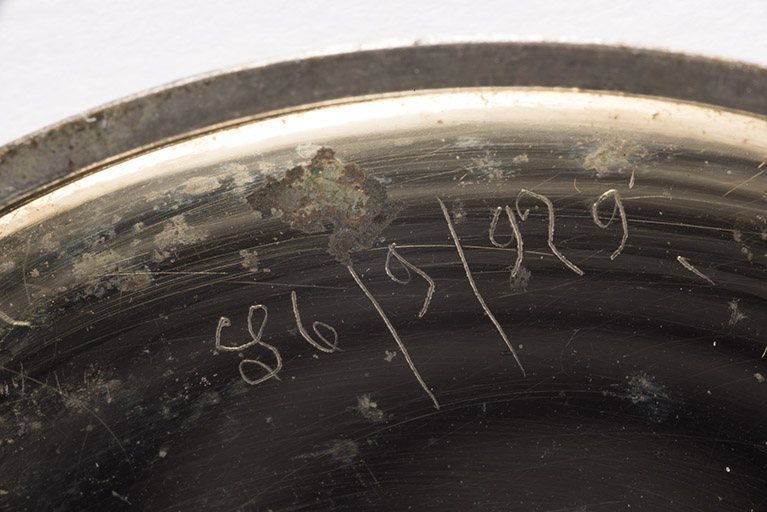 Inscription de rhabillage manuscrite gravée dans le fond. © Sonia Dourlot / Région Bourgogne-Franche-Comté, Inventaire du patrimoine - 2016 Inscription de rhabillage manuscrite gravée dans le fond. © Sonia Dourlot / Région Bourgogne-Franche-Comté, Inventaire du patrimoine - 2016