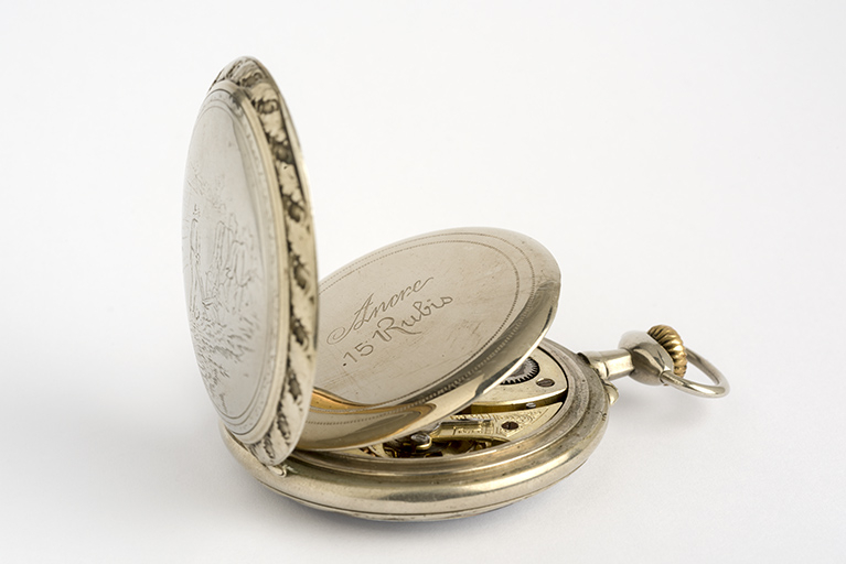 Vue de trois quarts à plat sur le côté cadran, fond et cuvette ouverts. © Sonia Dourlot / Région Bourgogne-Franche-Comté, Inventaire du patrimoine - 2016