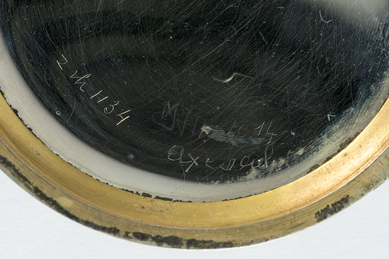 Inscriptions de rhabillage manuscrites gravées dans le fond. © Sonia Dourlot / Région Bourgogne-Franche-Comté, Inventaire du patrimoine - 2016