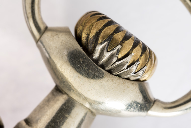 Détail de la bélière : bouton en deux matériaux. © Sonia Dourlot / Région Bourgogne-Franche-Comté, Inventaire du patrimoine - 2016