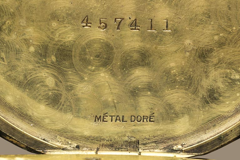 Inscriptions liées au boîtier, gravées dans la cuvette. © Sonia Dourlot / Région Bourgogne-Franche-Comté, Inventaire du patrimoine - 2016