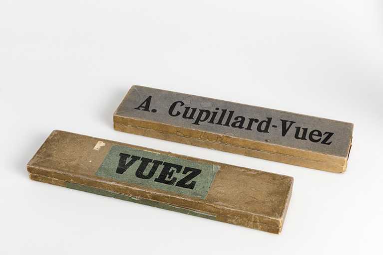 Cartons de montres Vuez et Cupillard-Vuez, fermés (collection particulière : Jean-Claude Vuez, Villers-le-Lac). © Sonia Dourlot / Région Bourgogne-Franche-Comté, Inventaire du patrimoine - 2016