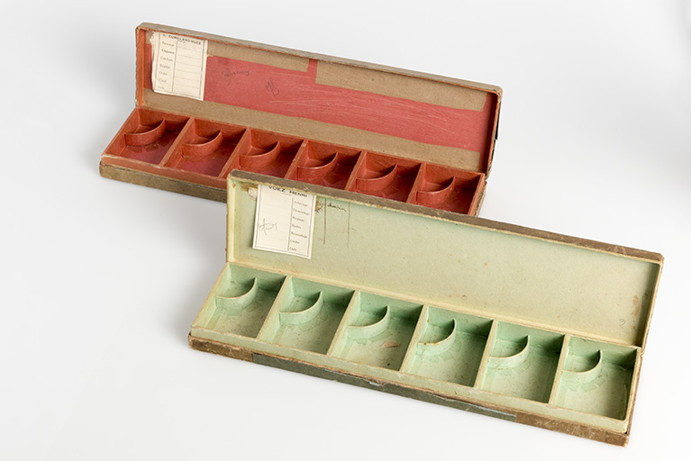 Cartons de montres Vuez et Cupillard-Vuez, ouverts (collection particulière : Jean-Claude Vuez, Villers-le-Lac). © Sonia Dourlot / Région Bourgogne-Franche-Comté, Inventaire du patrimoine - 2016