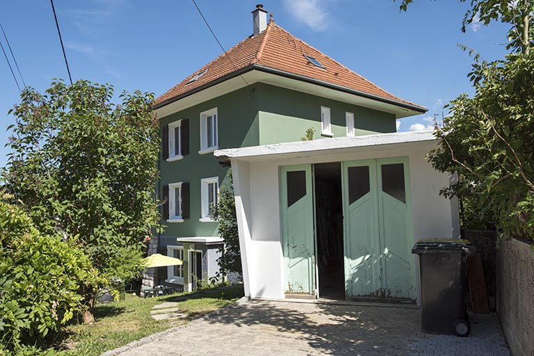 Garage et façade latérale droite. © Sonia Dourlot / Région Bourgogne-Franche-Comté, Inventaire du patrimoine - 2016 Garage et façade latérale droite. © Sonia Dourlot / Région Bourgogne-Franche-Comté, Inventaire du patrimoine - 2016