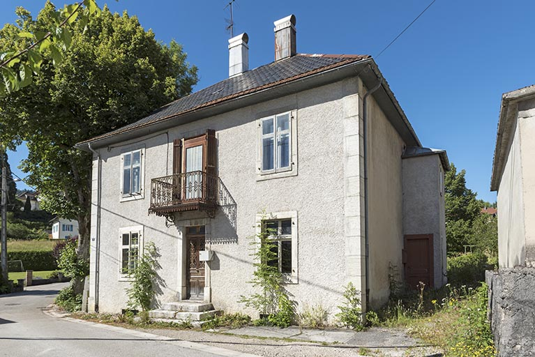 Façade antérieure, de trois quarts droite. © Sonia Dourlot / Région Bourgogne-Franche-Comté, Inventaire du patrimoine - 2016 Façade antérieure, de trois quarts droite. © Sonia Dourlot / Région Bourgogne-Franche-Comté, Inventaire du patrimoine - 2016