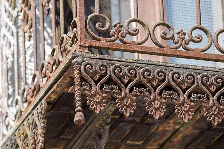 Façade antérieure : ferronnerie du balcon au premier étage. © Sonia Dourlot / Région Bourgogne-Franche-Comté, Inventaire du patrimoine - 2016 Façade antérieure : ferronnerie du balcon au premier étage. © Sonia Dourlot / Région Bourgogne-Franche-Comté, Inventaire du patrimoine - 2016