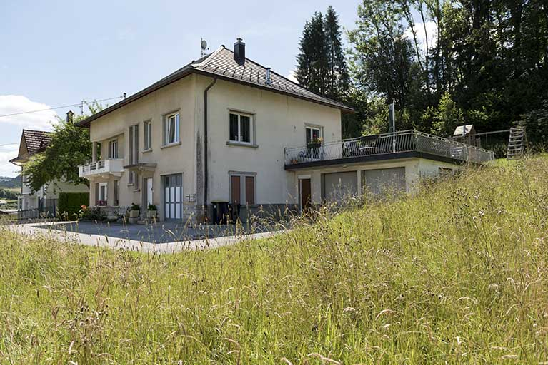 Façades antérieure et latérale droite. © Sonia Dourlot / Région Bourgogne-Franche-Comté, Inventaire du patrimoine - 2016 Façades antérieure et latérale droite. © Sonia Dourlot / Région Bourgogne-Franche-Comté, Inventaire du patrimoine - 2016