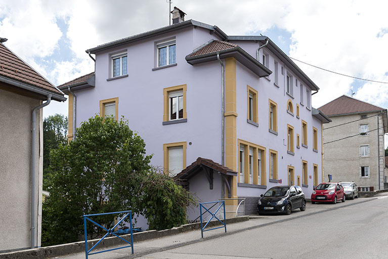 Façades antérieure et latérale gauche. © Sonia Dourlot / Région Bourgogne-Franche-Comté, Inventaire du patrimoine - 2016 Façades antérieure et latérale gauche. © Sonia Dourlot / Région Bourgogne-Franche-Comté, Inventaire du patrimoine - 2016