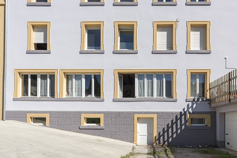 Façade postérieure : baies d'atelier. © Sonia Dourlot / Région Bourgogne-Franche-Comté, Inventaire du patrimoine - 2016 Façade postérieure : baies d'atelier. © Sonia Dourlot / Région Bourgogne-Franche-Comté, Inventaire du patrimoine - 2016