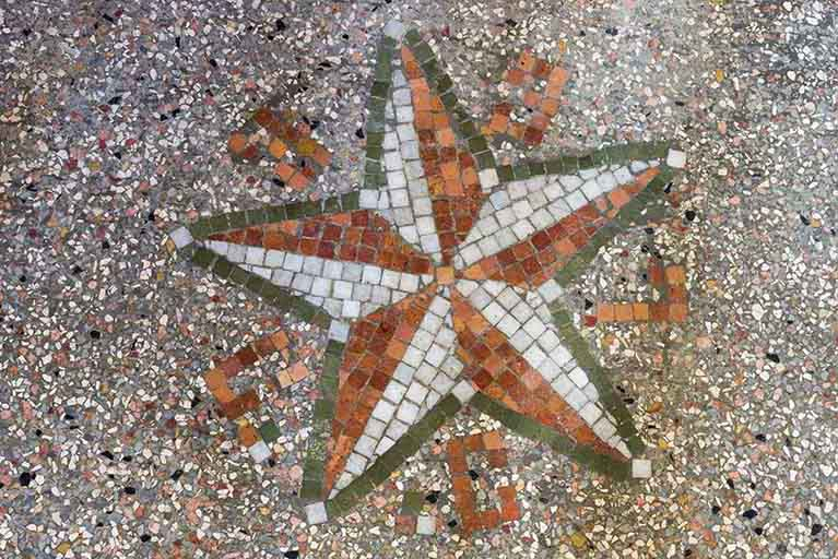 Mosaïque dans l'entrée, ornée d'une étoile et du nom Clerc. © Sonia Dourlot / Région Bourgogne-Franche-Comté, Inventaire du patrimoine - 2016 Mosaïque dans l'entrée, ornée d'une étoile et du nom Clerc. © Sonia Dourlot / Région Bourgogne-Franche-Comté, Inventaire du patrimoine - 2016