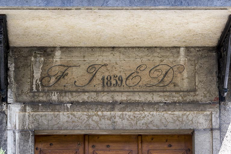 Façade antérieure : date et initiales sur le linteau de la porte. © Sonia Dourlot / Région Bourgogne-Franche-Comté, Inventaire du patrimoine - 2016