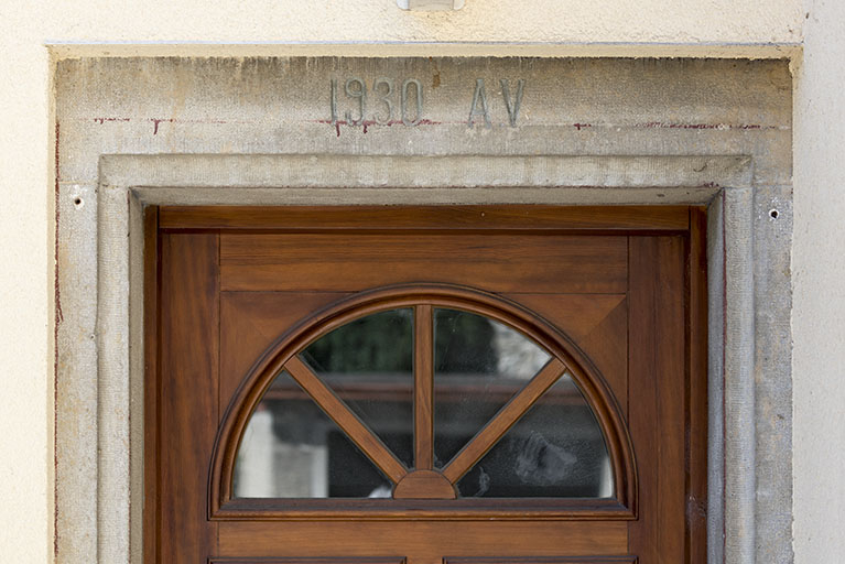 Façade antérieure : date et initiales sur le linteau de la porte. © Sonia Dourlot / Région Bourgogne-Franche-Comté, Inventaire du patrimoine - 2016 Façade antérieure : date et initiales sur le linteau de la porte. © Sonia Dourlot / Région Bourgogne-Franche-Comté, Inventaire du patrimoine - 2016