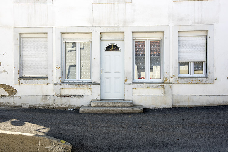 Façade antérieure : baies de l'étage de soubassement. © Sonia Dourlot / Région Bourgogne-Franche-Comté, Inventaire du patrimoine - 2016