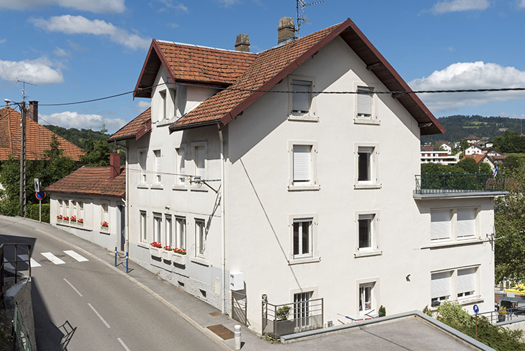 Façades antérieure et latérale droite. © Sonia Dourlot / Région Bourgogne-Franche-Comté, Inventaire du patrimoine - 2016 Façades antérieure et latérale droite. © Sonia Dourlot / Région Bourgogne-Franche-Comté, Inventaire du patrimoine - 2016