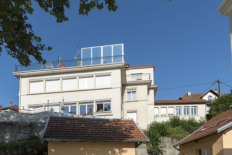 Façade postérieure, vue en contre-plongée. © Sonia Dourlot / Région Bourgogne-Franche-Comté, Inventaire du patrimoine - 2016 Façade postérieure, vue en contre-plongée. © Sonia Dourlot / Région Bourgogne-Franche-Comté, Inventaire du patrimoine - 2016