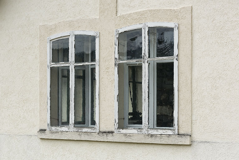 Atelier de fabrication : fenêtre horlogère dans le mur pignon oriental. © Sonia Dourlot / Région Bourgogne-Franche-Comté, Inventaire du patrimoine - 2016