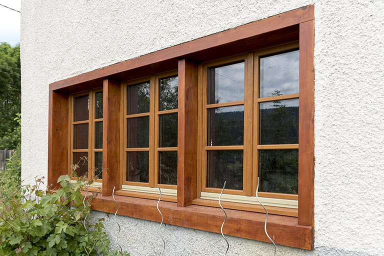 Façade latérale gauche : fenêtre multiple à l'étage de soubassement de l'atelier de fabrication. © Sonia Dourlot / Région Bourgogne-Franche-Comté, Inventaire du patrimoine - 2016 Façade latérale gauche : fenêtre multiple à l'étage de soubassement de l'atelier de fabrication. © Sonia Dourlot / Région Bourgogne-Franche-Comté, Inventaire du patrimoine - 2016