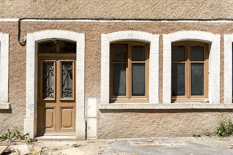 Façade postérieure : porte et fenêtres multiples. © Sonia Dourlot / Région Bourgogne-Franche-Comté, Inventaire du patrimoine - 2016 Façade postérieure : porte et fenêtres multiples. © Sonia Dourlot / Région Bourgogne-Franche-Comté, Inventaire du patrimoine - 2016