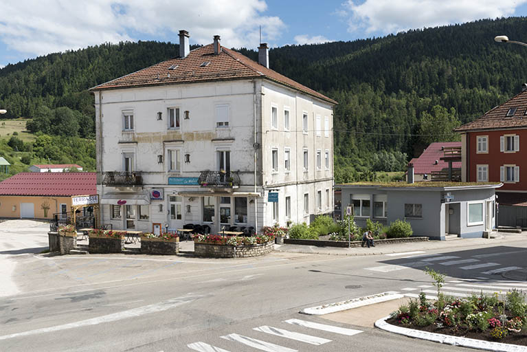 Vue d'ensemble, depuis le nord-ouest : immeuble à gauche, atelier à droite. © Sonia Dourlot / Région Bourgogne-Franche-Comté, Inventaire du patrimoine - 2016 Vue d'ensemble, depuis le nord-ouest : immeuble à gauche, atelier à droite. © Sonia Dourlot / Région Bourgogne-Franche-Comté, Inventaire du patrimoine - 2016