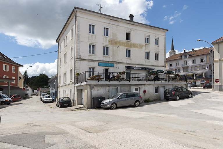 Immeuble : façade latérale gauche, de trois quarts gauche. © Sonia Dourlot / Région Bourgogne-Franche-Comté, Inventaire du patrimoine - 2016 Immeuble : façade latérale gauche, de trois quarts gauche. © Sonia Dourlot / Région Bourgogne-Franche-Comté, Inventaire du patrimoine - 2016