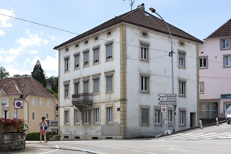 Façades antérieure et latérale droite. © Sonia Dourlot / Région Bourgogne-Franche-Comté, Inventaire du patrimoine - 2016 Façades antérieure et latérale droite. © Sonia Dourlot / Région Bourgogne-Franche-Comté, Inventaire du patrimoine - 2016