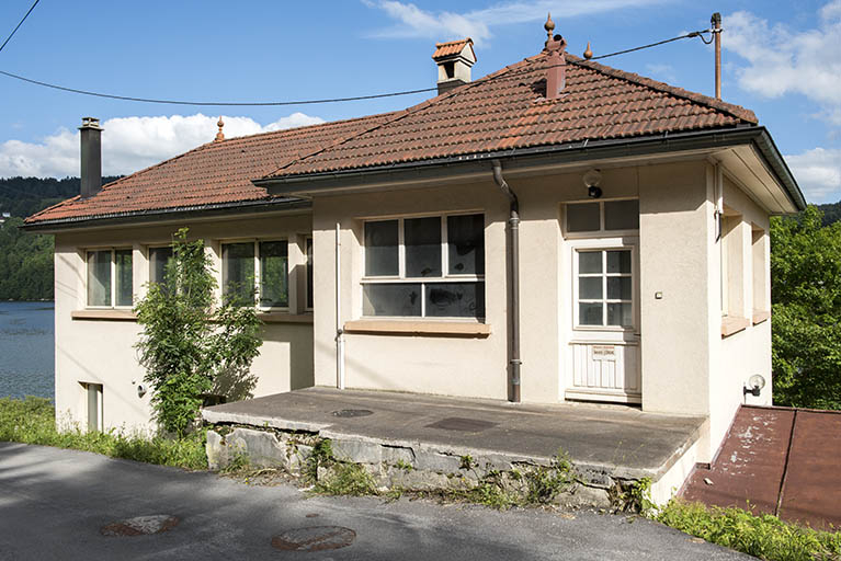 Façade antérieure, de trois quarts droite. © Sonia Dourlot / Région Bourgogne-Franche-Comté, Inventaire du patrimoine - 2016