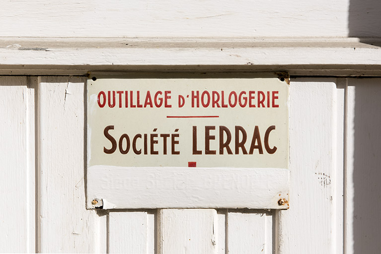 Façade antérieure : enseigne sur la porte. © Sonia Dourlot / Région Bourgogne-Franche-Comté, Inventaire du patrimoine - 2016