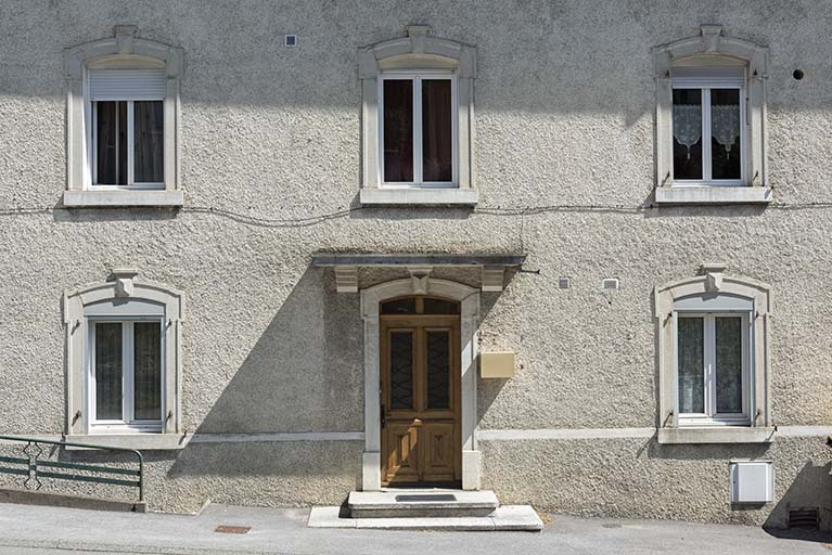 Façade antérieure : baies du bâtiment d'origine. © Sonia Dourlot / Région Bourgogne-Franche-Comté, Inventaire du patrimoine - 2016