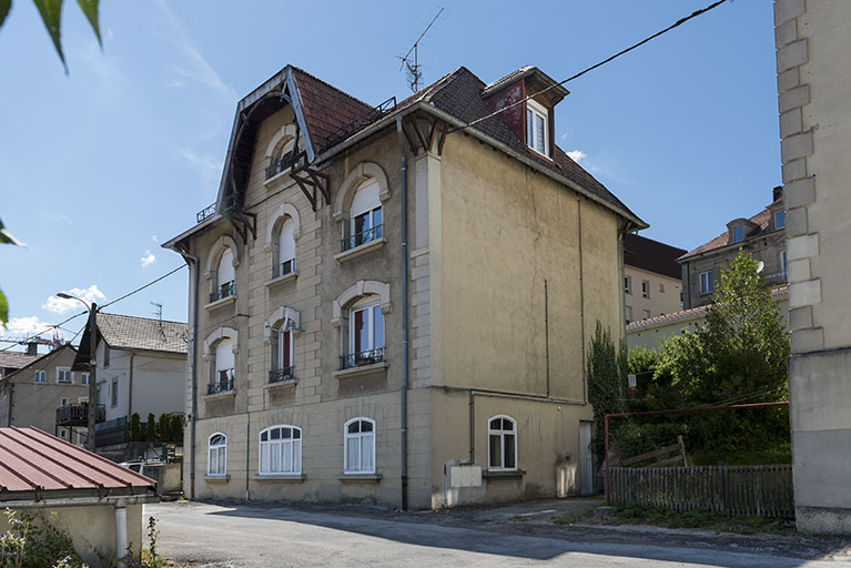 Façades antérieure et latérale droite. © Sonia Dourlot / Région Bourgogne-Franche-Comté, Inventaire du patrimoine - 2016 Façades antérieure et latérale droite. © Sonia Dourlot / Région Bourgogne-Franche-Comté, Inventaire du patrimoine - 2016