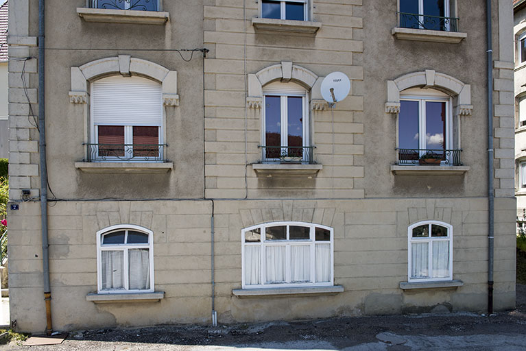 Façade antérieure : baies de l'étage de soubassement (atelier de Léon Vuillemin) et du rez-de-chaussée surélevé (atelier d'Alfred Bonnet). © Sonia Dourlot / Région Bourgogne-Franche-Comté, Inventaire du patrimoine - 2016 Façade antérieure : baies de l'étage de soubassement (atelier de Léon Vuillemin) et du rez-de-chaussée surélevé (atelier d'Alfred Bonnet). © Sonia Dourlot / Région Bourgogne-Franche-Comté, Inventaire du patrimoine - 2016