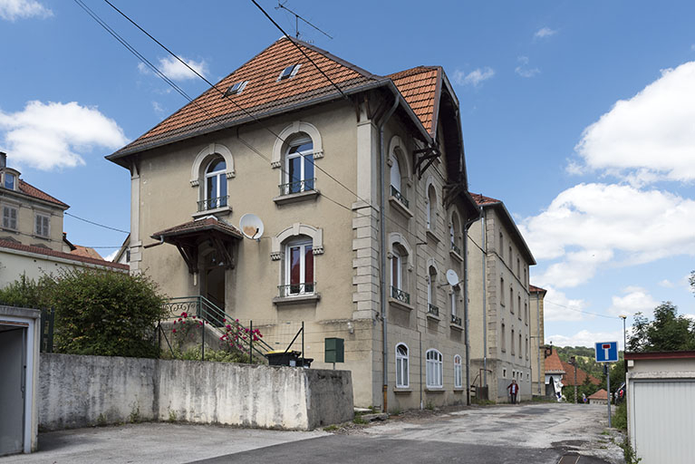Vue d'ensemble, depuis le sud (façades antérieure et latérale gauche). © Sonia Dourlot / Région Bourgogne-Franche-Comté, Inventaire du patrimoine - 2016 Vue d'ensemble, depuis le sud (façades antérieure et latérale gauche). © Sonia Dourlot / Région Bourgogne-Franche-Comté, Inventaire du patrimoine - 2016