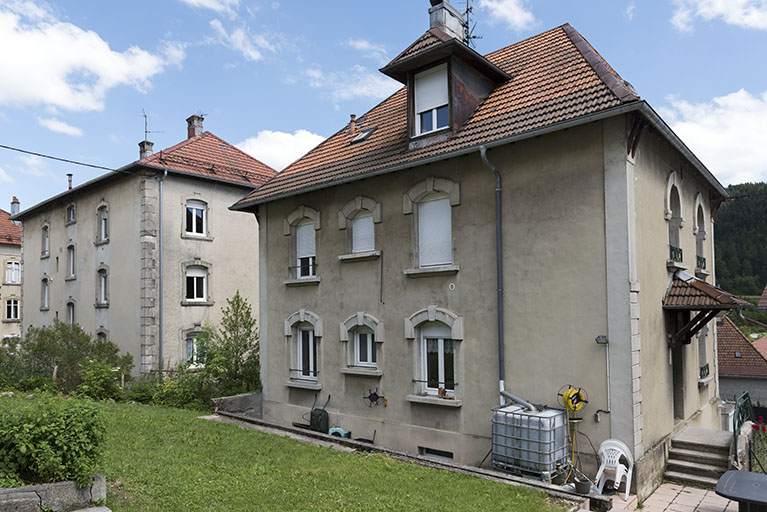 Vue d'ensemble, depuis l'ouest (façades postérieure et latérale gauche). © Sonia Dourlot / Région Bourgogne-Franche-Comté, Inventaire du patrimoine - 2016 Vue d'ensemble, depuis l'ouest (façades postérieure et latérale gauche). © Sonia Dourlot / Région Bourgogne-Franche-Comté, Inventaire du patrimoine - 2016