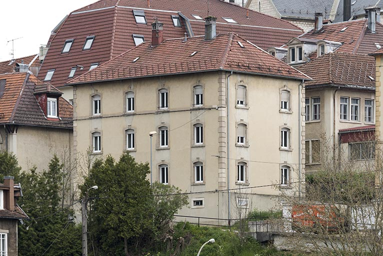Vue d'ensemble, depuis l'est (façades antérieure et latérale droite). © Sonia Dourlot / Région Bourgogne-Franche-Comté, Inventaire du patrimoine - 2016
