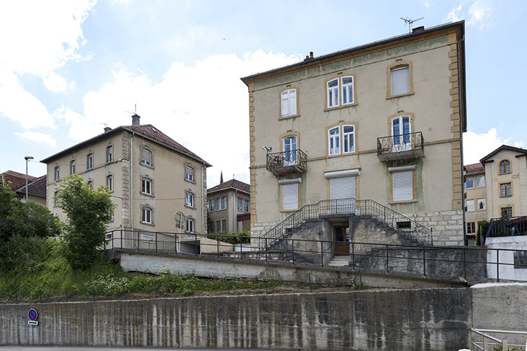 Vue d'ensemble, depuis l'est (façade antérieure). A gauche, l'atelier Vuillin. © Sonia Dourlot / Région Bourgogne-Franche-Comté, Inventaire du patrimoine - 2016