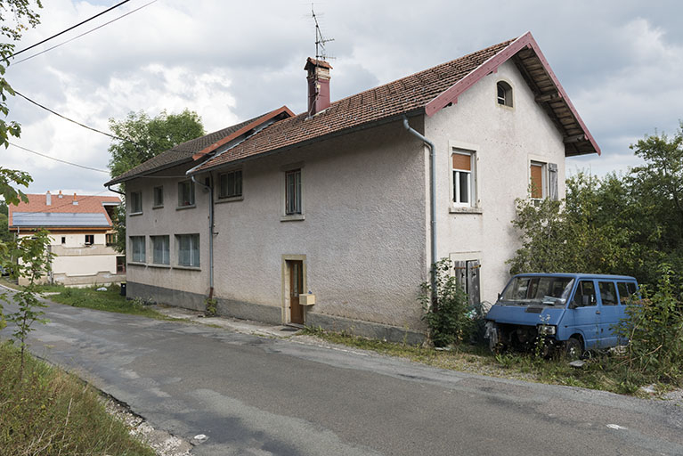 Façades antérieure et latérale droite. © Sonia Dourlot / Région Bourgogne-Franche-Comté, Inventaire du patrimoine - 2016 Façades antérieure et latérale droite. © Sonia Dourlot / Région Bourgogne-Franche-Comté, Inventaire du patrimoine - 2016