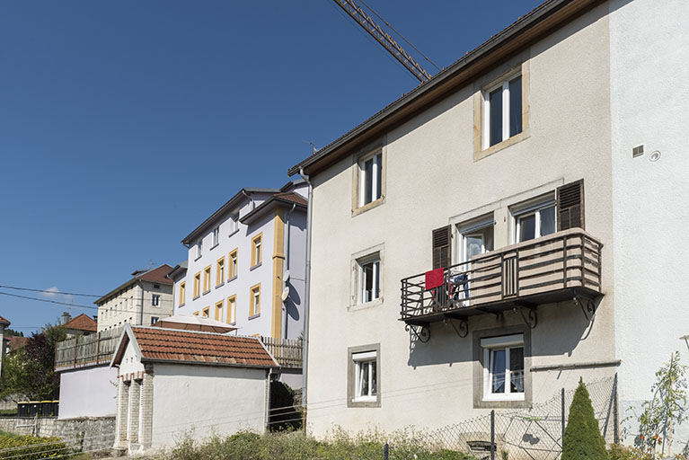 Façade postérieure, de trois quarts droite, et latrines. A gauche, façade postérieure de l'immeuble et atelier de pierres pour l'horlogerie d'Antoine Taillard, au n° 5 de la rue. © Sonia Dourlot / Région Bourgogne-Franche-Comté, Inventaire du patrimoine - 2016 Façade postérieure, de trois quarts droite, et latrines. A gauche, façade postérieure de l'immeuble et atelier de pierres pour l'horlogerie d'Antoine Taillard, au n° 5 de la rue. © Sonia Dourlot / Région Bourgogne-Franche-Comté, Inventaire du patrimoine - 2016