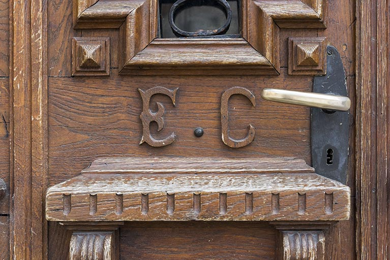 Porte au n° 3 : initiales d'Etienne Claude. © Sonia Dourlot / Région Bourgogne-Franche-Comté, Inventaire du patrimoine - 2016 Porte au n° 3 : initiales d'Etienne Claude. © Sonia Dourlot / Région Bourgogne-Franche-Comté, Inventaire du patrimoine - 2016