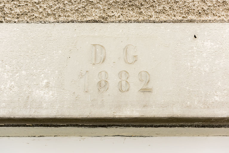 Fenêtre (ancienne porte) : date portée sur le linteau avec les initiales DG. © Sonia Dourlot / Région Bourgogne-Franche-Comté, Inventaire du patrimoine - 2016 Fenêtre (ancienne porte) : date portée sur le linteau avec les initiales DG. © Sonia Dourlot / Région Bourgogne-Franche-Comté, Inventaire du patrimoine - 2016