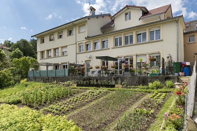 Façade postérieure, de trois quarts droite. © Sonia Dourlot / Région Bourgogne-Franche-Comté, Inventaire du patrimoine - 2016