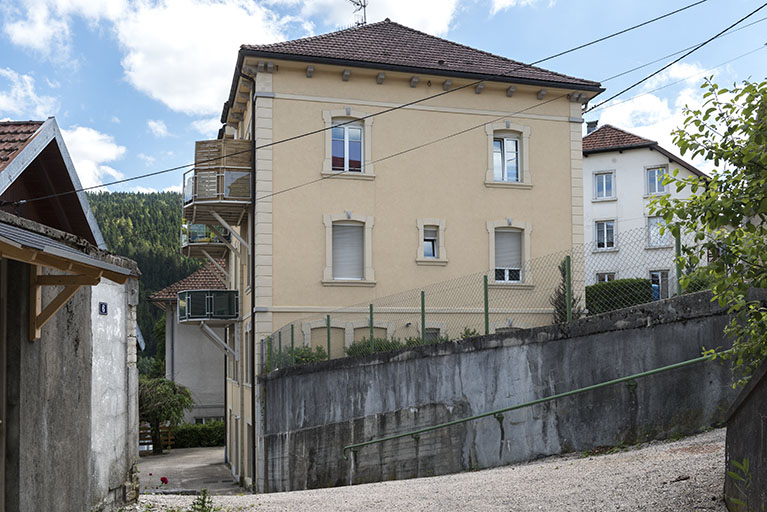 Façade latérale gauche, de trois quarts gauche, et rue du Doubs. © Sonia Dourlot / Région Bourgogne-Franche-Comté, Inventaire du patrimoine - 2016